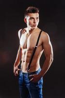 portret van een man met naakte torso fitness staand foto