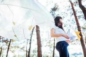 zwangere vrouw die haar handen op de buik houdt foto