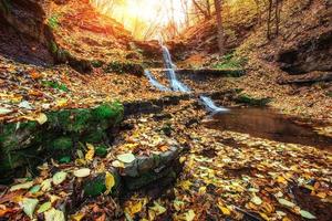 waterval in herfstzonlicht foto