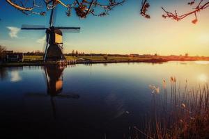 traditionele nederlandse windmolens uit het kanaal rotterdam. Holland foto