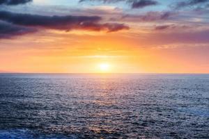zonsondergang over zee foto