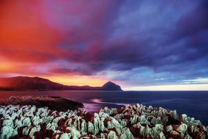 lente uitzicht op de kust bij zonsondergang stad trapani. Sicilië foto