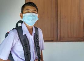 mannelijke studenten die maskers dragen om virus te voorkomen foto