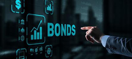 zakenman klikt op een virtueel scherm van obligaties. obligatie financiering banktechnologie concept. handelsmarkt netwerk foto