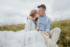 fotoshoot van de bruid en bruidegom in de bergen. trouwfoto in boho-stijl. foto