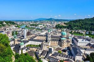 prachtig panoramisch uitzicht in het zomerseizoen van stadsgezicht in de historische stad salzburg met de iconische kathedraal van salzburg foto