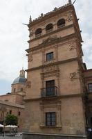 toren van het paleis van monterrey, in salamanca, een prachtig stenen gebouw dat eigendom is van casa de alba. Spanje foto