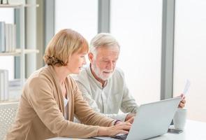 senior koppel dat hun rekeningen controleert, gepensioneerde bejaarde oude familie die documenten leest foto