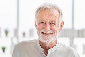 portret van een gelukkige senior man die naar de camera kijkt, glimlachend oudere blanke oude man foto