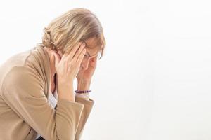 vrouw die hoofdpijn heeft en haar hoofd aanraakt terwijl ze aan migraine lijdt foto