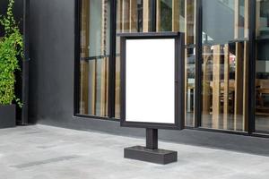 lege outdoor stoepbord poster mockup voor uw ontwerp foto