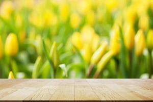 leeg houten tafelblad op prachtige lentetulpen met kopieerruimte op hout