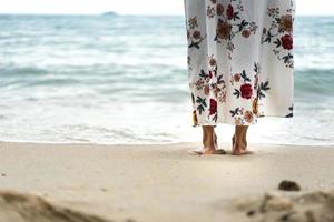 eenzame trieste vrouw op het strand foto