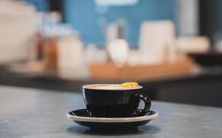 koffie met sinaasappelschil bokeh achtergrondvervaging foto