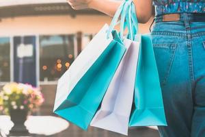 Aziatische shopper vrouw in achteraanzicht foto