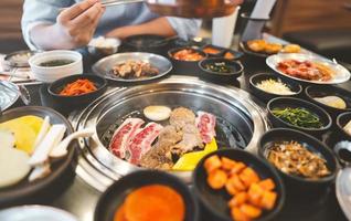 Koreaans restaurant in bbq-stijl met bijgerecht van vlees en groenten. foto