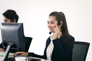 jonge zakelijke medewerkers aziatische vrouw die met hoofdtelefoon en computer werkt voor ondersteuning. foto