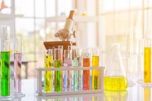 chemisch reagens in wetenschappelijke experimentkolven in verschillende vormen, maten en met oranje licht. foto