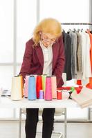 professionele vrouwelijke naai-ontwerpers op kantoor hebben verschillende kleurenschema's voor stoffen. foto