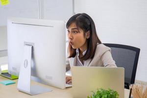 een Aziatische zakenvrouw die in een kantoor zit foto