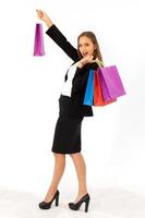 meisje in de hand met een winkelen papieren zak geïsoleerd op een witte achtergrond foto