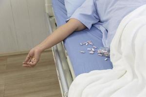 patiënten in het ziekenhuis die een overdosis nemen en het bewustzijn verliezen op het bed. foto
