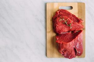 vers varkensvlees rauwe filet op een houten bord. rood rundvlees op een snijplank. foto