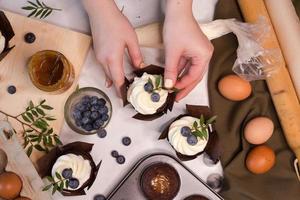 proces maken zelfgemaakte chocolade cupcake met room foto