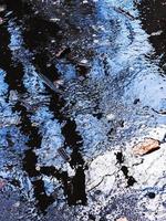 abstract nat oppervlak in blauw met reflecties. blauwe natte achtergrond. foto