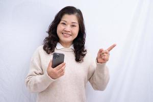 portret van senior Aziatische vrouw op witte achtergrond foto