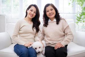 afbeelding van Aziatische moeder en dochter thuis foto