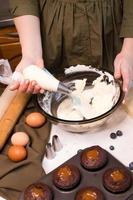 proces maken zelfgemaakte chocolade cupcake met room foto