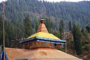 sluit google van hindoe god tempel in de bergen foto