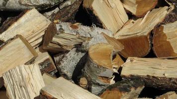 loggen. ontbossing. close-up van opgestapelde brokken hout knuppel foto