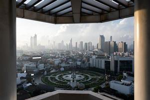 zonsopgang boven de stad Bangkok met het monument van de wongwianyai-rotonde in het zakendistrict in thailand foto