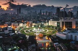 wongwianyai rotonde monument zonder auto's en wolkenkrabber in het centrum van bangkok, thailand foto