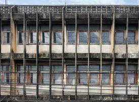 rij oud commercieel gebouw met raam in de buitenwijken foto