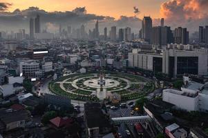 wongwianyai rotonde monument met autoverkeer en wolkenkrabber in het centrum van bangkok, thailand foto