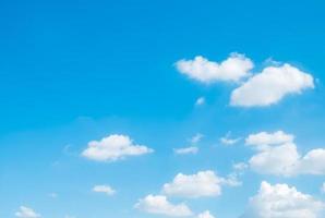 witte pluizige wolken hemelachtergrond met blauwe hemelachtergrond voor exemplaarruimte.