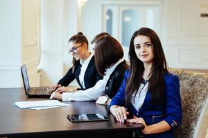 studenten met laptops en tablet foto