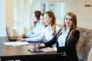 studenten met laptops en tablet foto