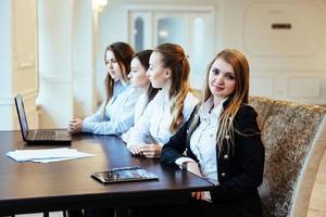 studenten met laptops en tablet foto