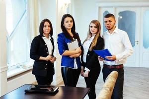 groep studenten die er gelukkig en glimlachend uitziet foto