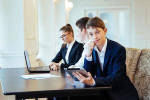 studenten met laptops en tablet foto