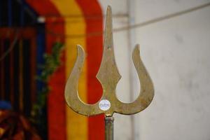 dichtbij zicht van shiva's trishul hindoe god shiva symbol foto
