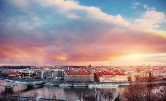 prachtig panoramisch uitzicht op de praagse bruggen op de rivier de vltava foto