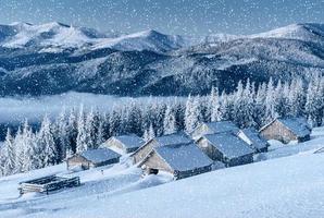 chalet in de bergen. karpaten, oekraïne, europa. foto