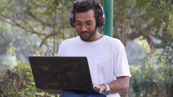 jonge student met laptop - man met laptopafbeeldingen foto