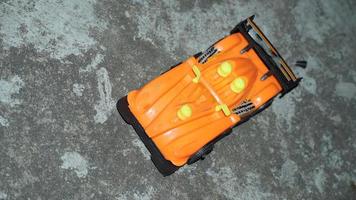 plastic speelgoedauto om met kinderen te spelen foto