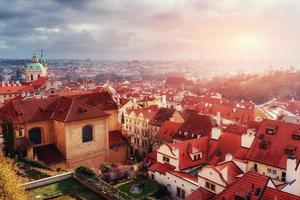 st. vituskathedraal en daken van praag foto